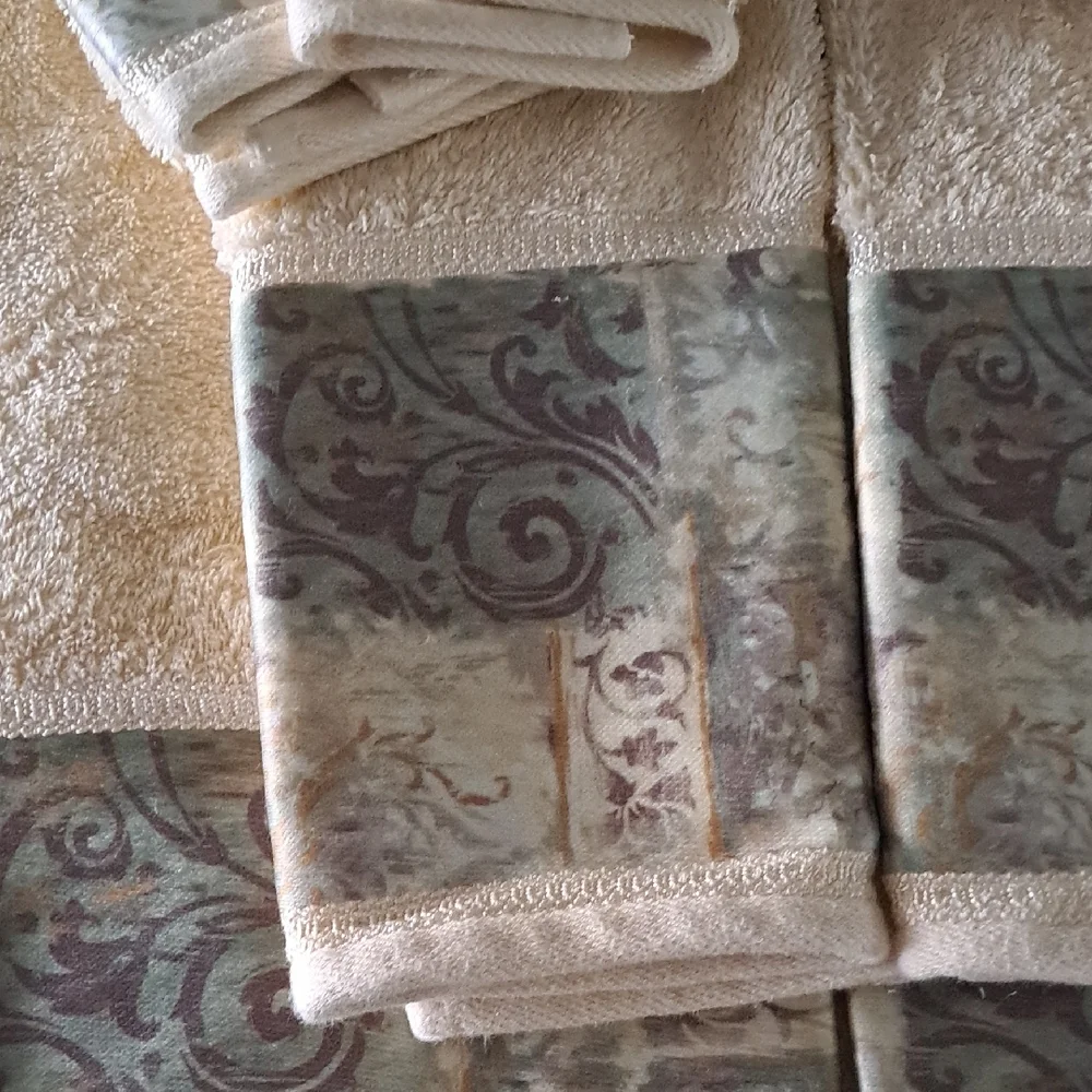 Croscill Cream and Patterned Bath Towel 1 Set.